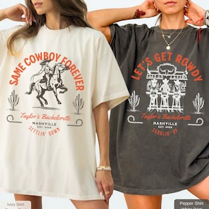 Può includere: Due magliette, una avorio e una pepe, con grafiche a tema western. La maglietta avorio presenta un cowboy a cavallo con la scritta "Same Cowboy Forever". La maglietta pepe dice "Let's Get Rowdy".