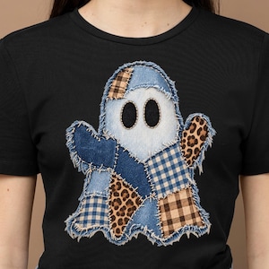 Fantasma Boo in denim sfilacciato PNG, patchwork retrò, grafica rustica, fantasma autunnale con applicazione inversa, Halloween effetto invecchiato, tessuto cucito autunno PNG