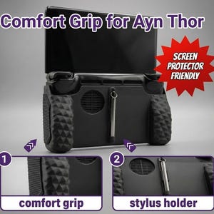 Könnte beinhalten: Ein schwarzer Komfortgriff für das Ayn Thor Handheld-Spielgerät. Der Griff verfügt über eine strukturierte Oberfläche, einen integrierten Stifthalter und einen runden Lüftungsausschnitt. Der Text lautet Comfort Grip for Ayn Thor und Screen Protector Friendly.