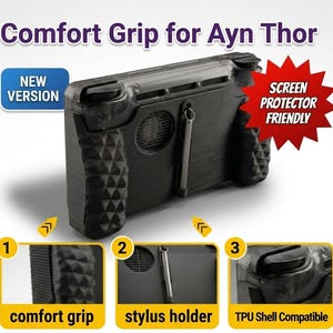 Può includere: Un'impugnatura comfort nera per la console portatile Ayn Thor. L'accessorio presenta un manico con motivo a diamante testurizzato, un portastilo integrato e un'apertura di ventilazione. Il testo include Comfort Grip for Ayn Thor, NEW VERSION e SCREEN PROTECTOR FRIENDLY.