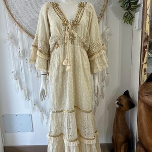 ゴールドの刺繍が施された白いロングボヘミアンドレス – 綿100% – ハンドメイド – サイズ S/M と M/L
