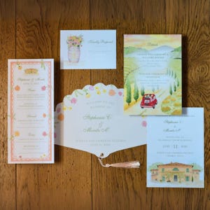 Könnte beinhalten: Eine Sammlung von Hochzeitspapeterie mit Aquarellillustrationen. Das Set umfasst eine Menükarte, eine Einladung, eine Detailkarte und eine fächerförmige Willkommenskarte. Die Farbpalette ist weich, mit Pfirsich-, Gelb- und Grüntönen. Der Text enthält die Namen "Stephanie C & Moritz M" und das Datum "11. Juni 2025".