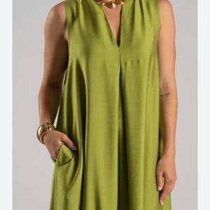 Flowy Viscose Blend Midi Dress: Sleeveless V-Neck Lagenlook with Pockets