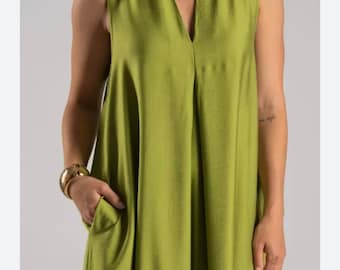 Flowy Viscose Blend Midi Dress: Sleeveless V-Neck Lagenlook with Pockets