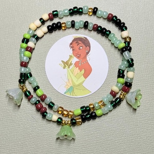 Puede incluir: Un juego de tres tazas de cerámica con acabado mate y moteado. Las tazas son de color crema, gris claro y gris oscuro. Cada taza tiene un diseño simple y minimalista.