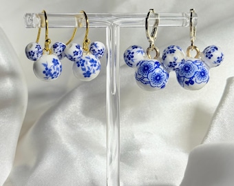 Pendientes de Mickey Mouse con estampado de China: cierre chapado en oro, ligeros.