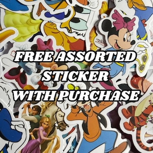 K&ouml;nnte beinhalten: Eine Sammlung verschiedener Charakteraufkleber mit Disney-Figuren wie Micky Maus, Minnie Maus und Goofy. Die Aufkleber sind farbenfroh und haben einen wei&szlig;en Rand. Der Text auf dem Bild lautet "FREE ASSORTED STICKER WITH PURCHASE."