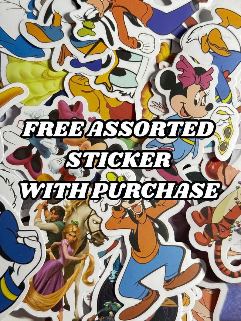 K&ouml;nnte beinhalten: Eine Sammlung verschiedener Charakteraufkleber mit Disney-Figuren wie Micky Maus, Minnie Maus und Goofy. Die Aufkleber sind farbenfroh und haben einen wei&szlig;en Rand. Der Text auf dem Bild lautet "FREE ASSORTED STICKER WITH PURCHASE."