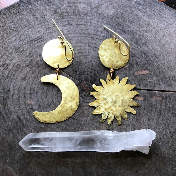 Pendientes colgantes de sol y luna hechos a mano: joyería celestial de metales mixtos