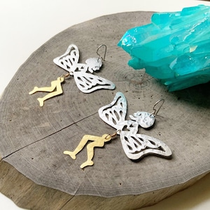 Handmade Surreal Butterfly Leg Earrings: Mixed Metal Skull Jewelry imagem 1