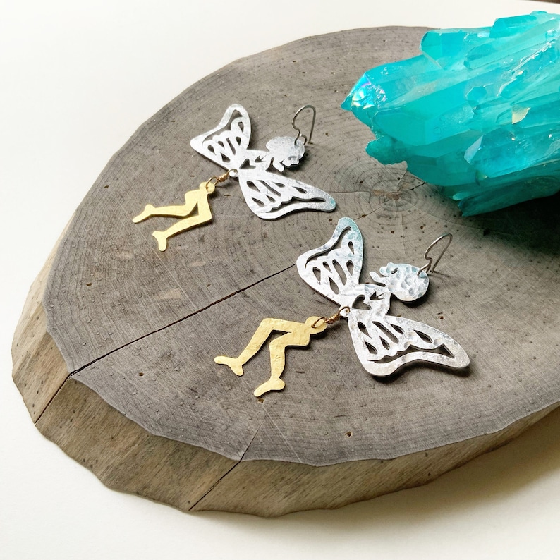 Handmade Surreal Butterfly Leg Earrings: Mixed Metal Skull Jewelry imagem 1