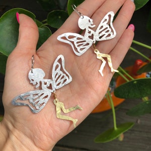 Handmade Surreal Butterfly Leg Earrings: Mixed Metal Skull Jewelry imagem 6