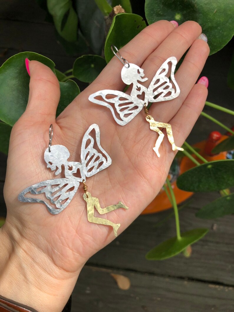 Handmade Surreal Butterfly Leg Earrings: Mixed Metal Skull Jewelry imagem 6