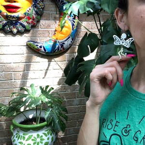 Handmade Surreal Butterfly Leg Earrings: Mixed Metal Skull Jewelry imagem 4