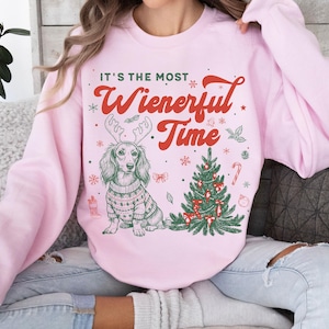 T-shirt de Noël Teckel, Sweat-shirt personnalisé Chien Saucisse, T-shirt de Noël humoristique, T-shirt de Noël Comfort Colors, Cadeau pour amoureux des chiens, T-shirt sapin de Noël Sweatshirt | L. Pink
