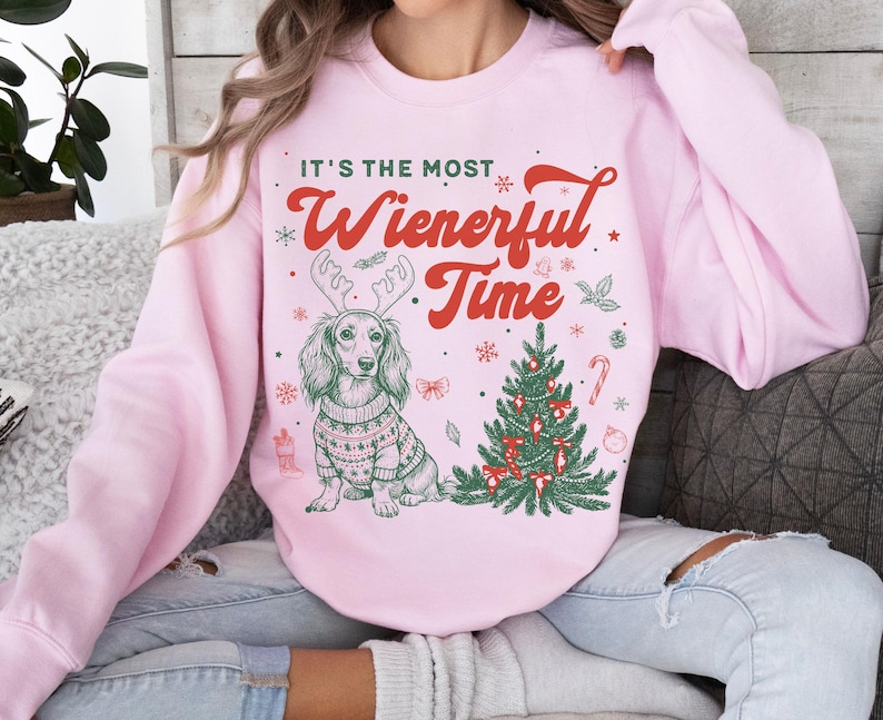 T-shirt de Noël Teckel, Sweat-shirt personnalisé Chien Saucisse, T-shirt de Noël humoristique, T-shirt de Noël Comfort Colors, Cadeau pour amoureux des chiens, T-shirt sapin de Noël Sweatshirt | L. Pink