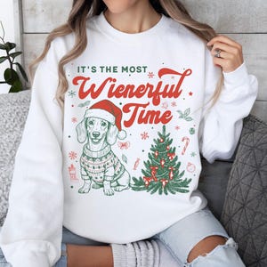 T-shirt de Noël Teckel, Sweat-shirt personnalisé Chien Saucisse, T-shirt de Noël humoristique, T-shirt de Noël Comfort Colors, Cadeau pour amoureux des chiens, T-shirt sapin de Noël Sweatshirt | White