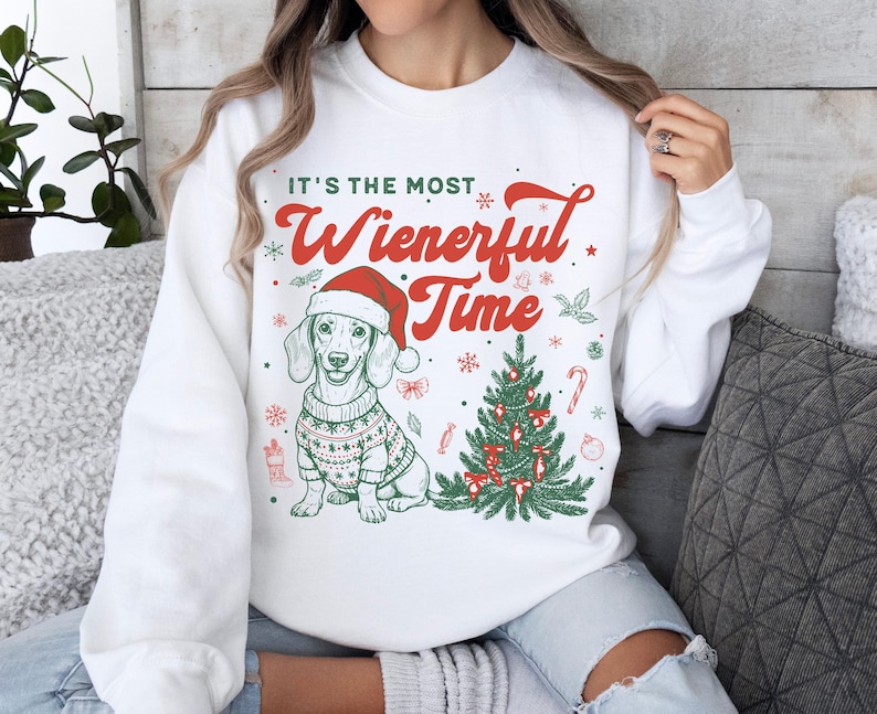 T-shirt de Noël Teckel, Sweat-shirt personnalisé Chien Saucisse, T-shirt de Noël humoristique, T-shirt de Noël Comfort Colors, Cadeau pour amoureux des chiens, T-shirt sapin de Noël Sweatshirt | White