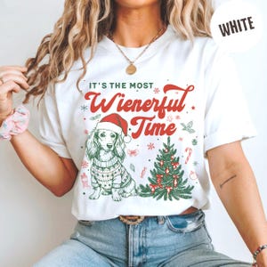 T-shirt de Noël Teckel, Sweat-shirt personnalisé Chien Saucisse, T-shirt de Noël humoristique, T-shirt de Noël Comfort Colors, Cadeau pour amoureux des chiens, T-shirt sapin de Noël T-Shirt | White
