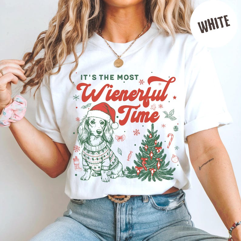 T-shirt de Noël Teckel, Sweat-shirt personnalisé Chien Saucisse, T-shirt de Noël humoristique, T-shirt de Noël Comfort Colors, Cadeau pour amoureux des chiens, T-shirt sapin de Noël T-Shirt | White