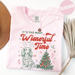 T-shirt de Noël Teckel, Sweat-shirt personnalisé Chien Saucisse, T-shirt de Noël humoristique, T-shirt de Noël Comfort Colors, Cadeau pour amoureux des chiens, T-shirt sapin de Noël T-Shirt | Blossom
