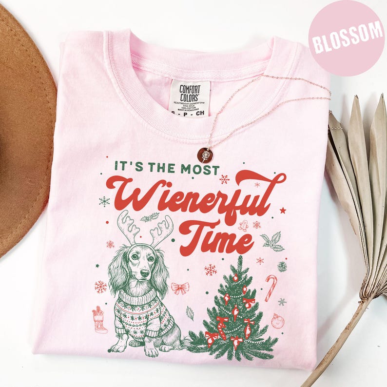 T-shirt de Noël Teckel, Sweat-shirt personnalisé Chien Saucisse, T-shirt de Noël humoristique, T-shirt de Noël Comfort Colors, Cadeau pour amoureux des chiens, T-shirt sapin de Noël T-Shirt | Blossom