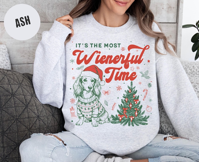T-shirt de Noël Teckel, Sweat-shirt personnalisé Chien Saucisse, T-shirt de Noël humoristique, T-shirt de Noël Comfort Colors, Cadeau pour amoureux des chiens, T-shirt sapin de Noël Sweatshirt | Ash