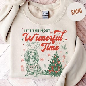 T-shirt de Noël Teckel, Sweat-shirt personnalisé Chien Saucisse, T-shirt de Noël humoristique, T-shirt de Noël Comfort Colors, Cadeau pour amoureux des chiens, T-shirt sapin de Noël Sweatshirt | Sand