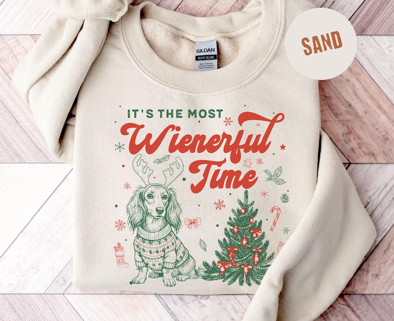 T-shirt de Noël Teckel, Sweat-shirt personnalisé Chien Saucisse, T-shirt de Noël humoristique, T-shirt de Noël Comfort Colors, Cadeau pour amoureux des chiens, T-shirt sapin de Noël Sweatshirt | Sand