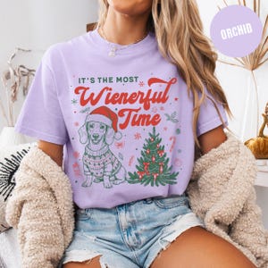 T-shirt de Noël Teckel, Sweat-shirt personnalisé Chien Saucisse, T-shirt de Noël humoristique, T-shirt de Noël Comfort Colors, Cadeau pour amoureux des chiens, T-shirt sapin de Noël T-Shirt | Orchid