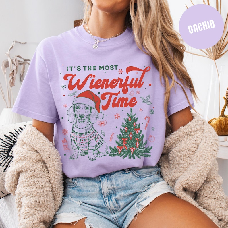 T-shirt de Noël Teckel, Sweat-shirt personnalisé Chien Saucisse, T-shirt de Noël humoristique, T-shirt de Noël Comfort Colors, Cadeau pour amoureux des chiens, T-shirt sapin de Noël T-Shirt | Orchid