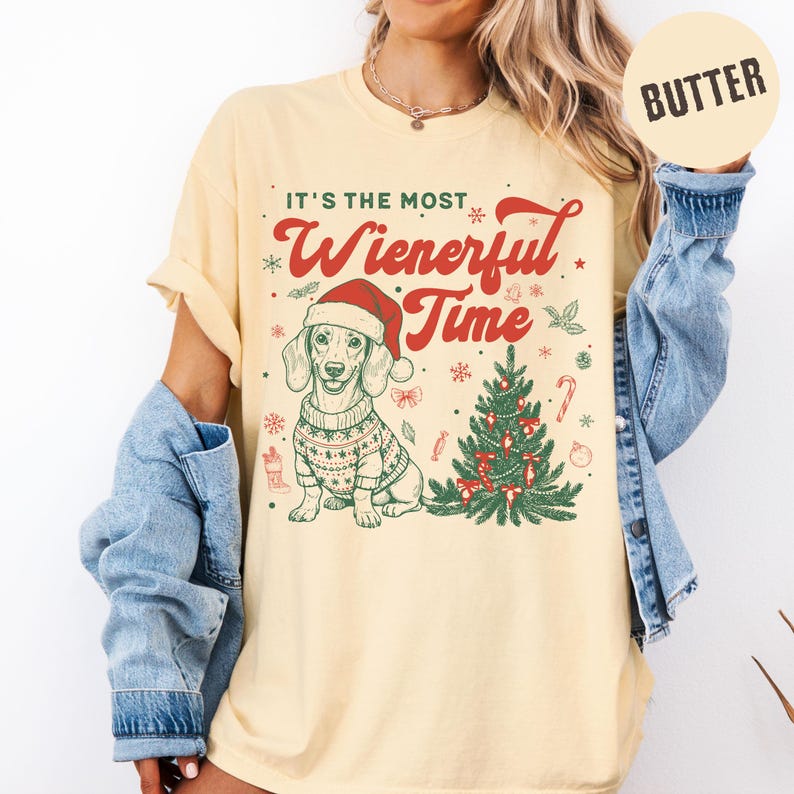 T-shirt de Noël Teckel, Sweat-shirt personnalisé Chien Saucisse, T-shirt de Noël humoristique, T-shirt de Noël Comfort Colors, Cadeau pour amoureux des chiens, T-shirt sapin de Noël T-Shirt | Butter