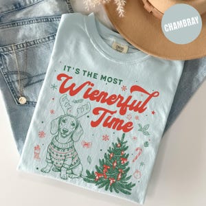 T-shirt de Noël Teckel, Sweat-shirt personnalisé Chien Saucisse, T-shirt de Noël humoristique, T-shirt de Noël Comfort Colors, Cadeau pour amoureux des chiens, T-shirt sapin de Noël T-Shirt | Chambray