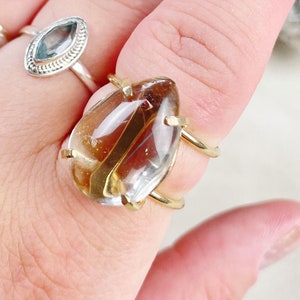 Gouden tourmalated quartz wire statement ring (EPJ-ROAA12-6)