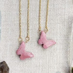 Delicate ketting met rhodonietvlinder (EPJ-NAAE58-RD)