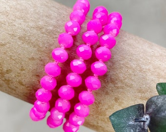 Pulsera anudada a mano con cuentas de cristal neón rosa intenso (EPJ-BSBA10-HP)