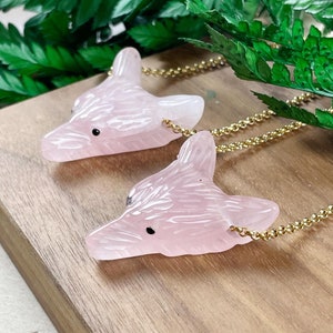 Small Rose Quartz Carved Wolf Necklace (EPJ-WAAB13)