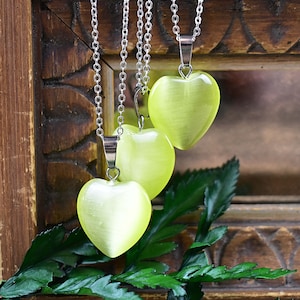 Yellow Cat&#39;s Eye Heart Necklace: Silver Plated Chain