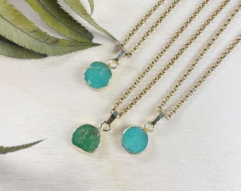 Collar de monedas de crisoprasa dorada: colgante en capas
