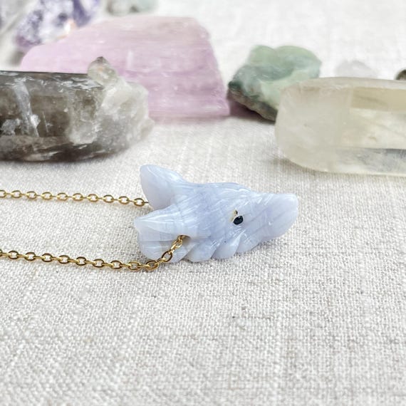 Mini Blue Lace Agate Carved Wolf Necklace (EPJ-WAAA16)
