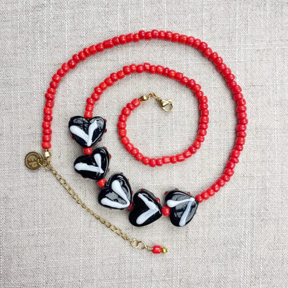 Lovie/// Red Black Heart Lampwork Glass Beaded Necklace (DEJ-BBCD13-RB)
