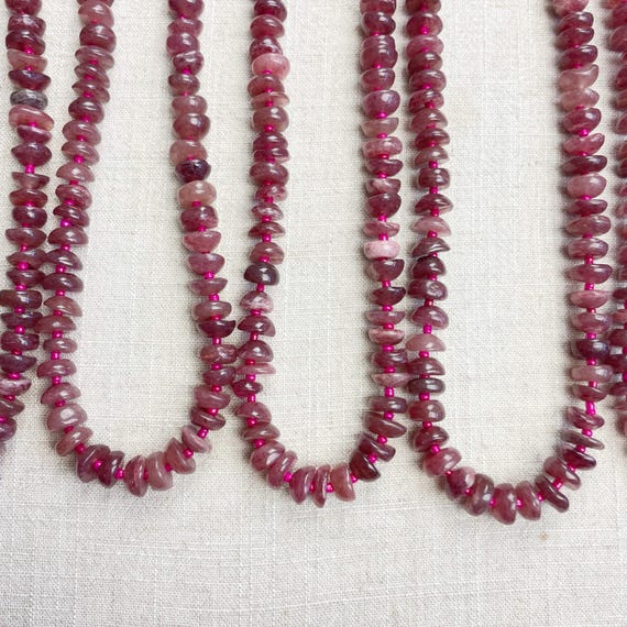 Strawberry Quartz Chip Bead Beaded Necklace (EPJ-NSC17-SWQ)