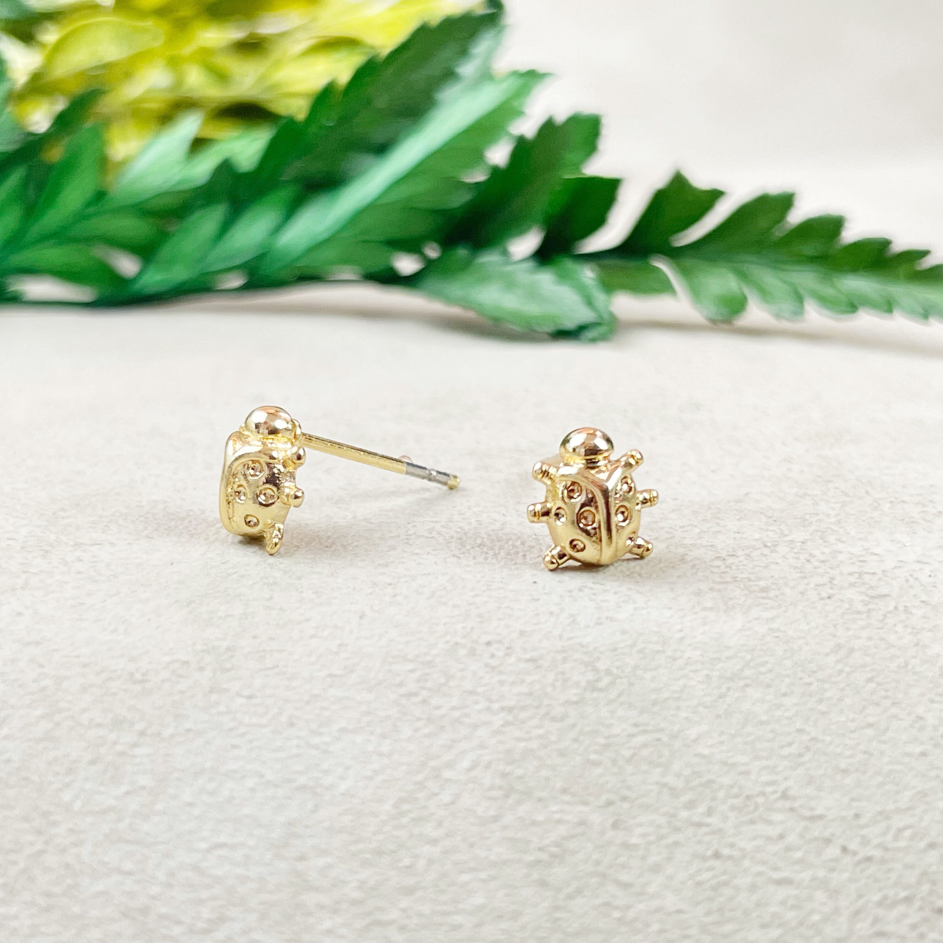 金メッキのてんとう虫スタッドイヤリング：繊細な真鍮製の昆虫スタッド