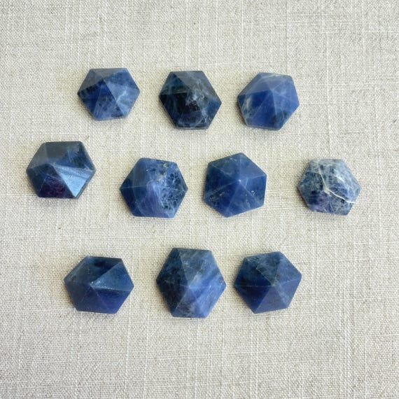 Small Sodalite Hexagon Irregular Pyramid Carving (EPJ-HCAA49-SD)