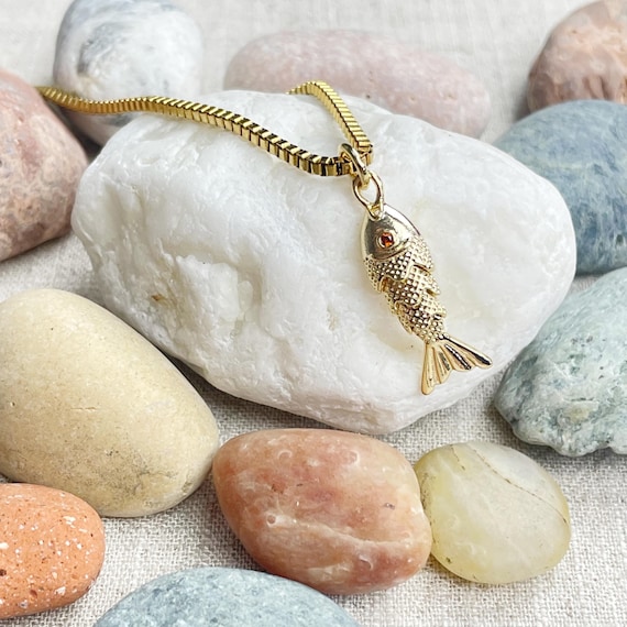 Luminous Tide/// Gold Fish Charm Necklace (EPJ-N1AA58)