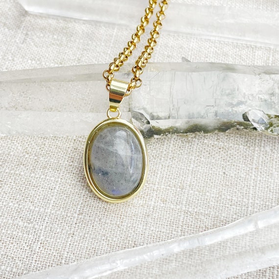 Gold Labradorite Oval Bezel Pendant Necklace (EPJ-NAAE38-LB)