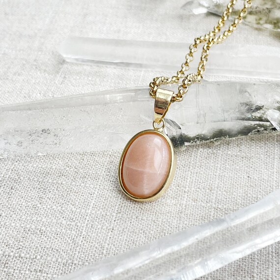 Gold Sunstone Oval Bezel Pendant Necklace (EPJ-NAAE38-SS)