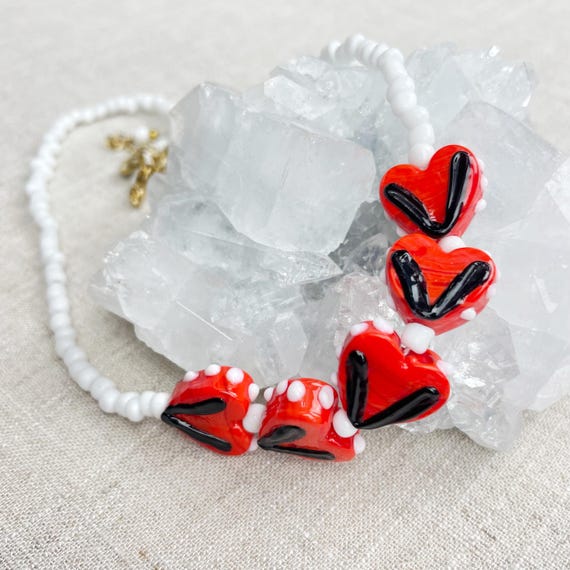 Lovie/// ホワイトレッドハートランプワークガラスビーズネックレス