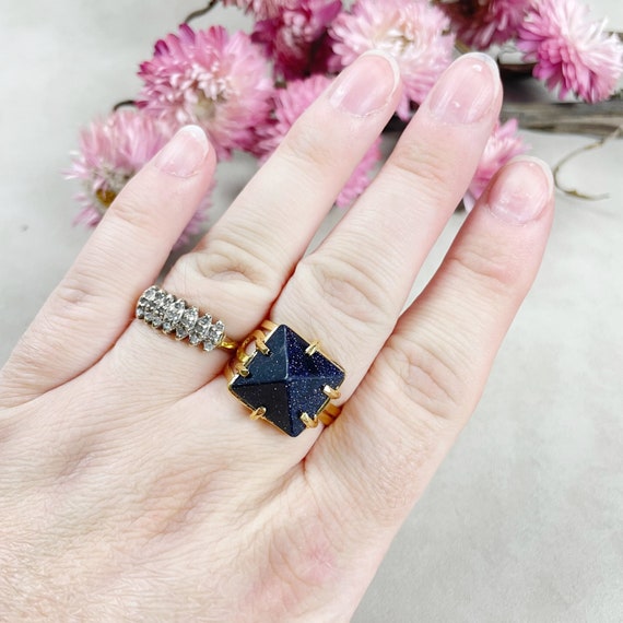 Gold Blue Goldstone Pyramid Gemstone Adjustable Ring (EPJ-RTD13-4)