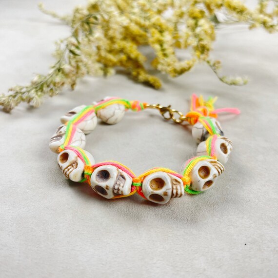 Cream Howlite Skull Neon Macrame Bracelet (EPJ-MMBB17-CR)